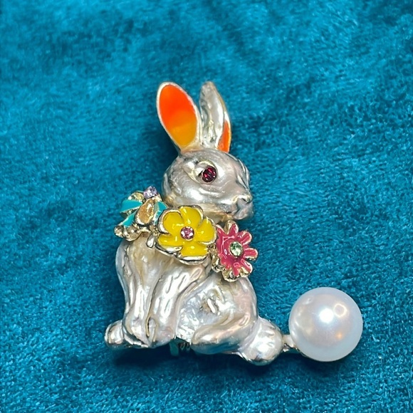 Jewelry - Small Rabbit with flowers brooch